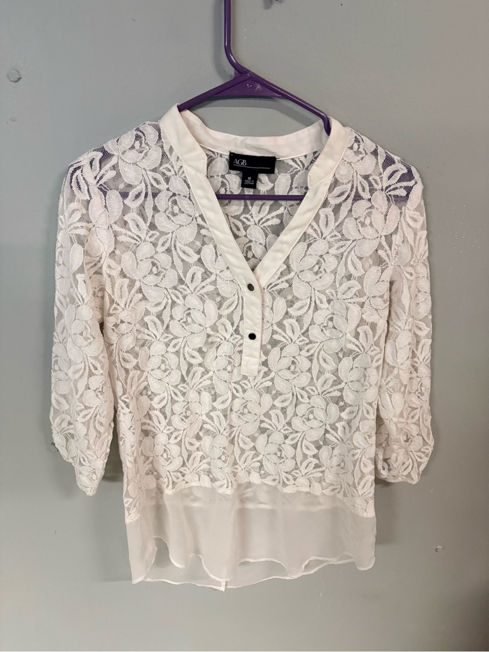 AGB medium Lace Floral V-Neck Blouse